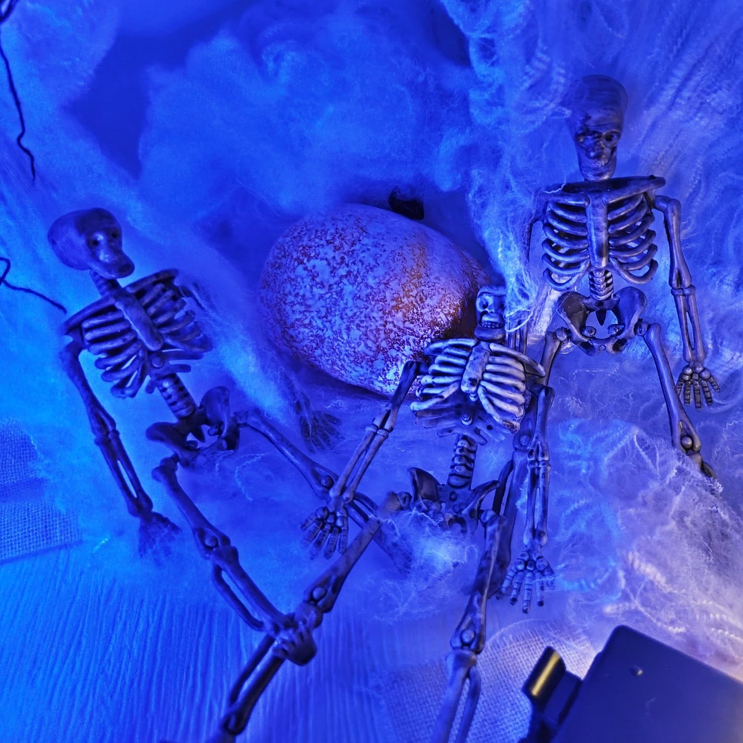 16 Pcs mini skeleton halloween decoration With hemp rope，6”small plastic posable halloween tiny skeleton figurines decor for Halloween Indoor Outdoor Graveyard Decor Haunted House Party Favors