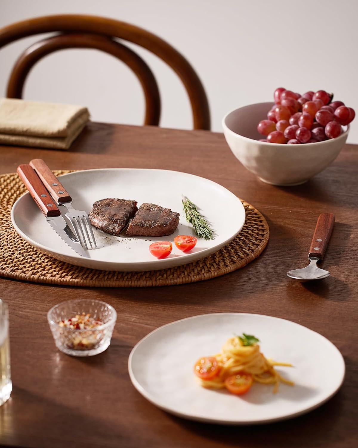 Famiware Dinnerware Sets for 8, Ocean Round 24-Piece Kitchen Plates and Bowls Sets, Microwave and Dishwasher Safe, Scratch Resistant, Matte White