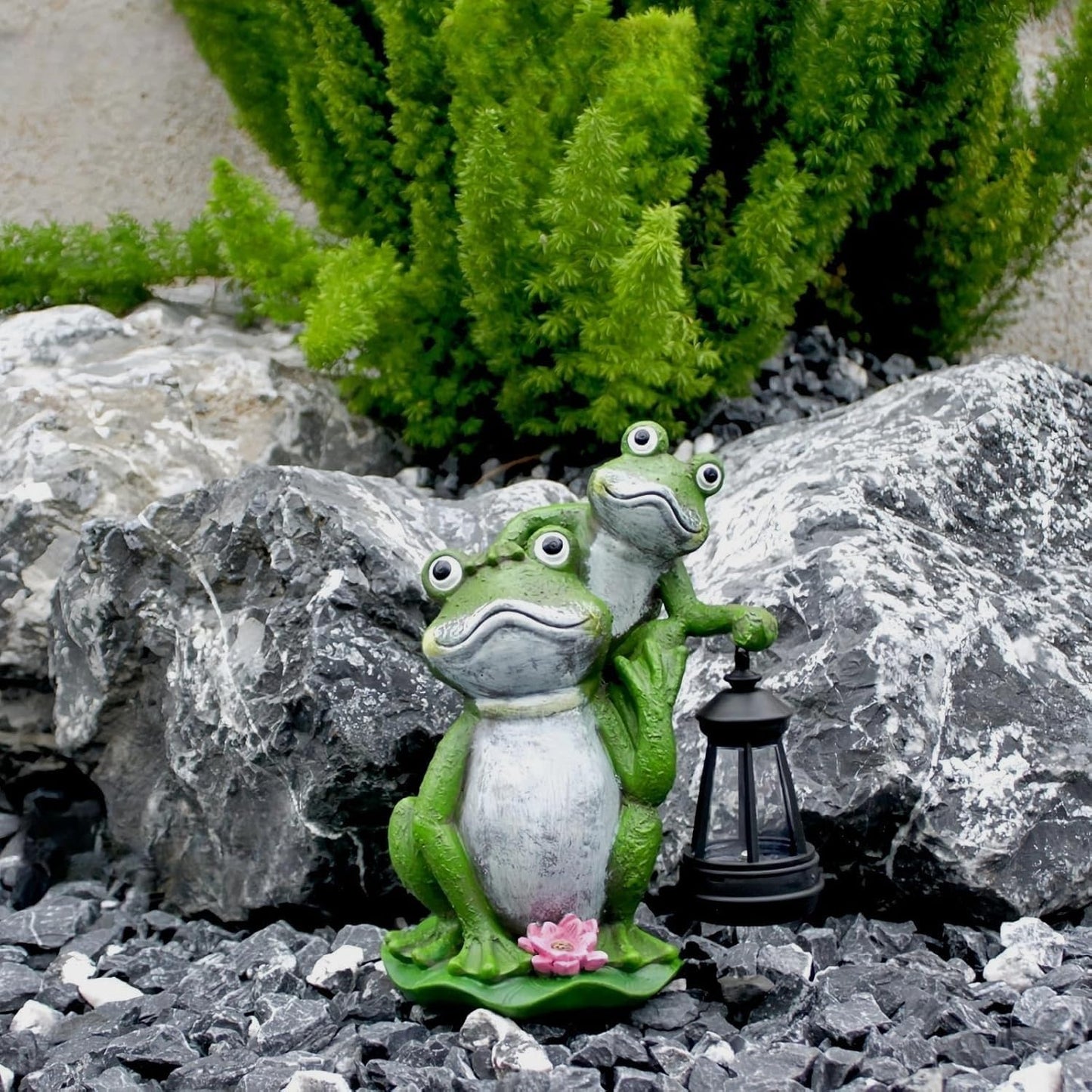 VKX Solar Garden Frog Statues with LED Lantern, Resin Outdoor Statues, Figurine Light,Cute Decoration, Outdoor Decor for Porch Patio, Yard Lawn, Housewarming Gift