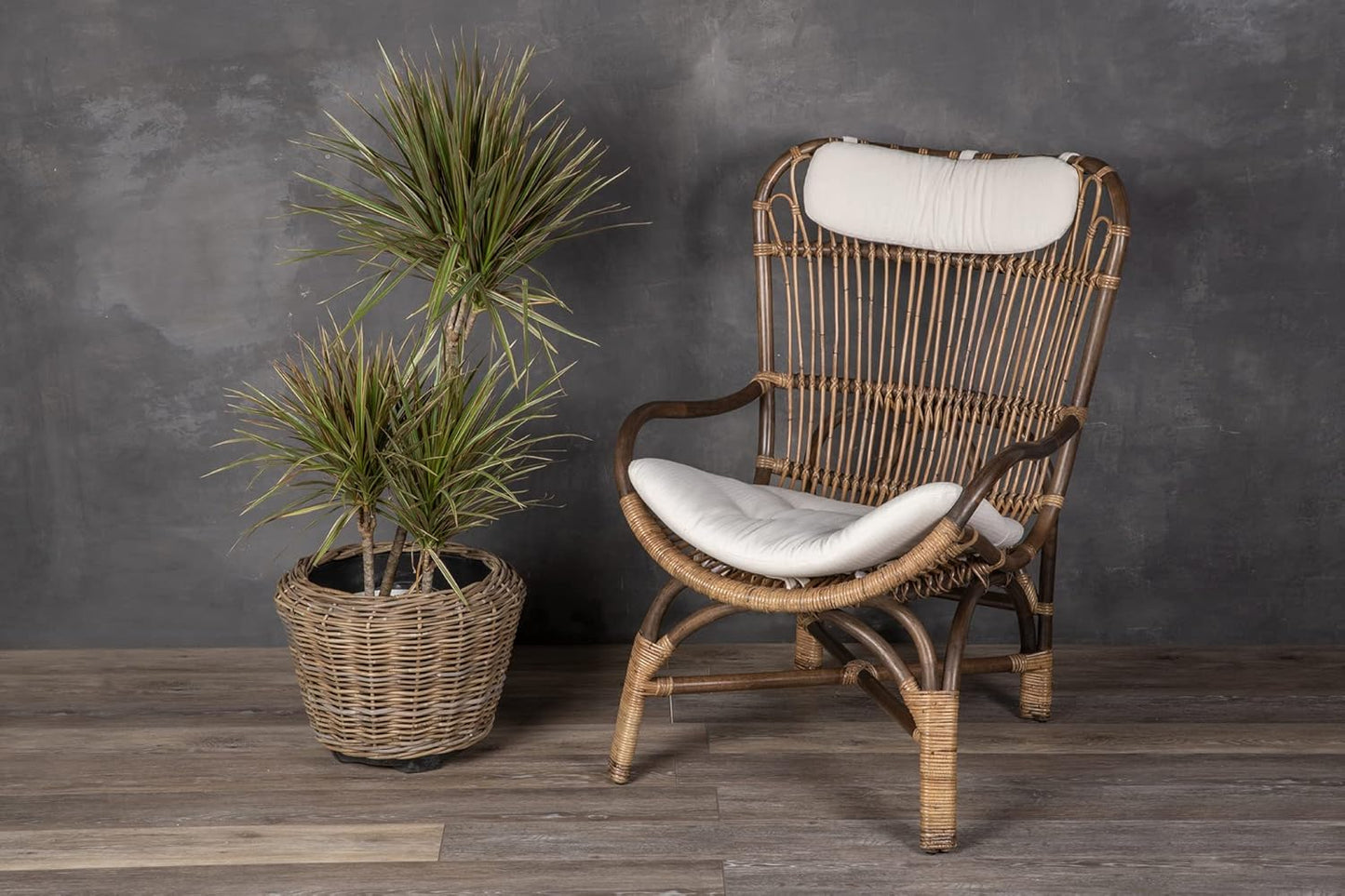 Rattan Kobo Indoor Outdoor Planter Basket with Plastic Pot Large 65 Gallon Soil Capacity