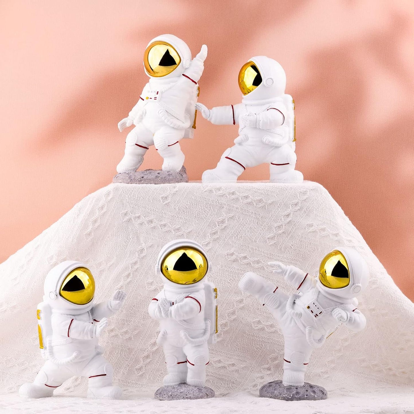 XMGZQ Astronaut Statue, Astronaut Figurine, Kung Fu Spaceman Sculpture, Outer Space Arts Child Gifts, Gold Office Decor for Men