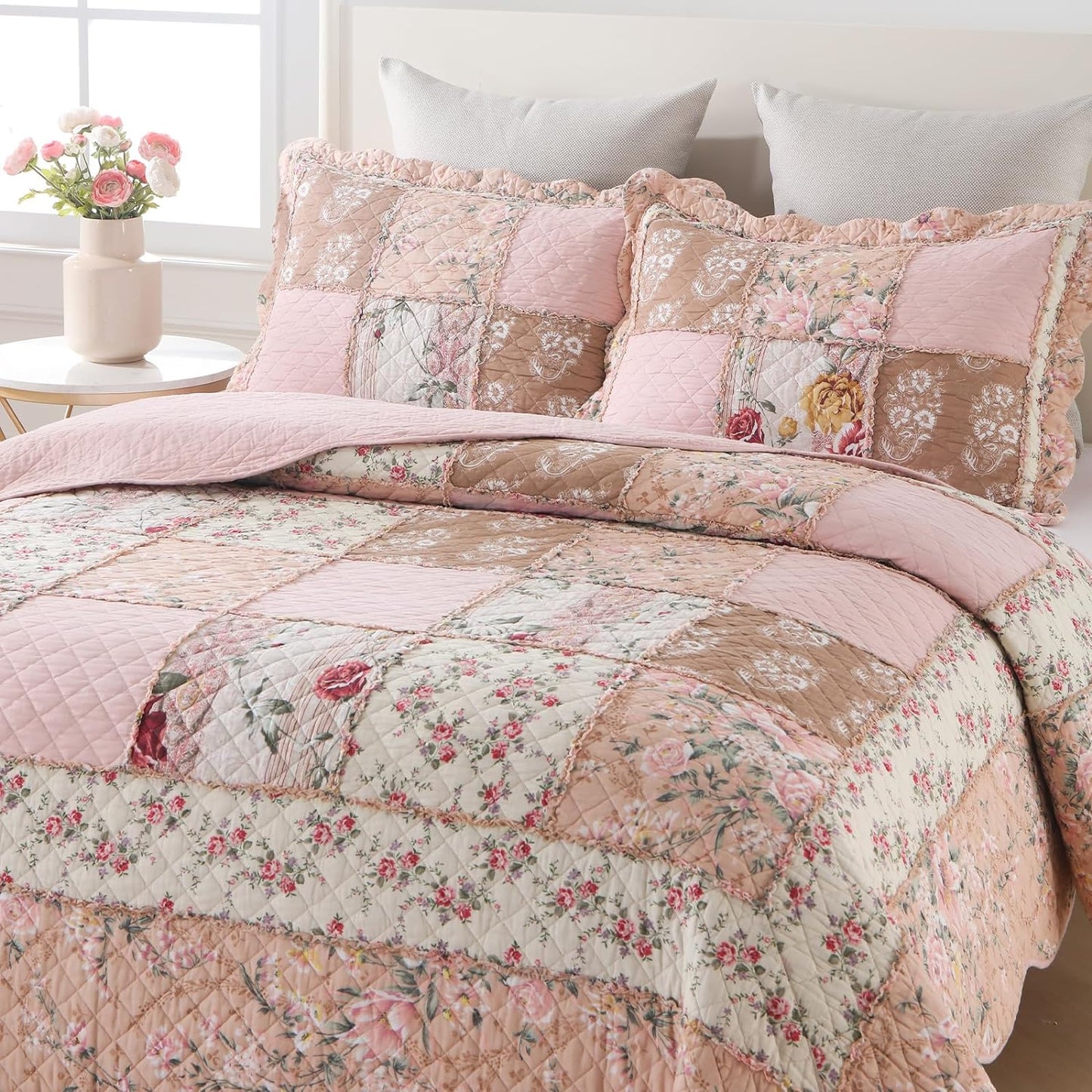 Yvooxny Quilts California King Patchwork Pink Floral Quilt Set Vintage Shabby Chic Botanical Quilted Bedspread 3-Piece Quilt Set with Ruffles for All Seasons, California King, 118 * 110 Inches